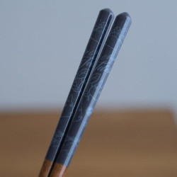MON VOISIN TOTORO - Esquisses Bleu Marine - baguettes Laquées 21cmFIGSKATER60180_2.jpg4973307601804