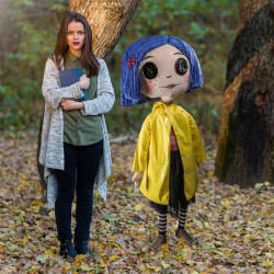 Peluche neca coraline replica button eyes doll 150cm - préco mai 2025NEC18642%205.jpg0883975186425